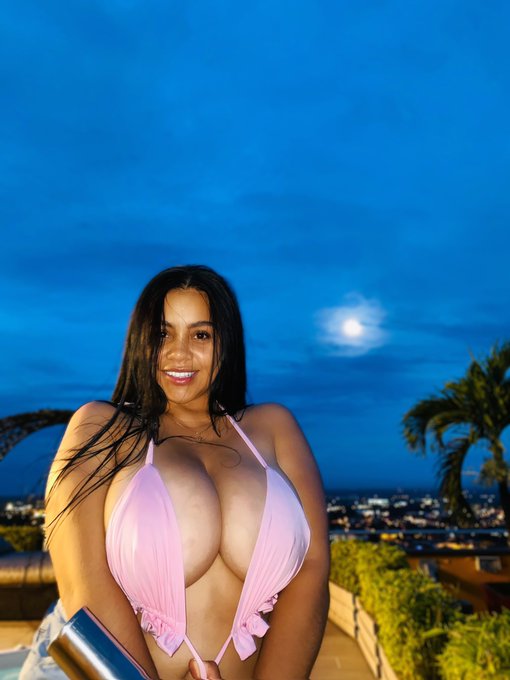 It&rsquo;s a full moon tonight 🍉 🌚 https://t.co/6gsN0N1lGo