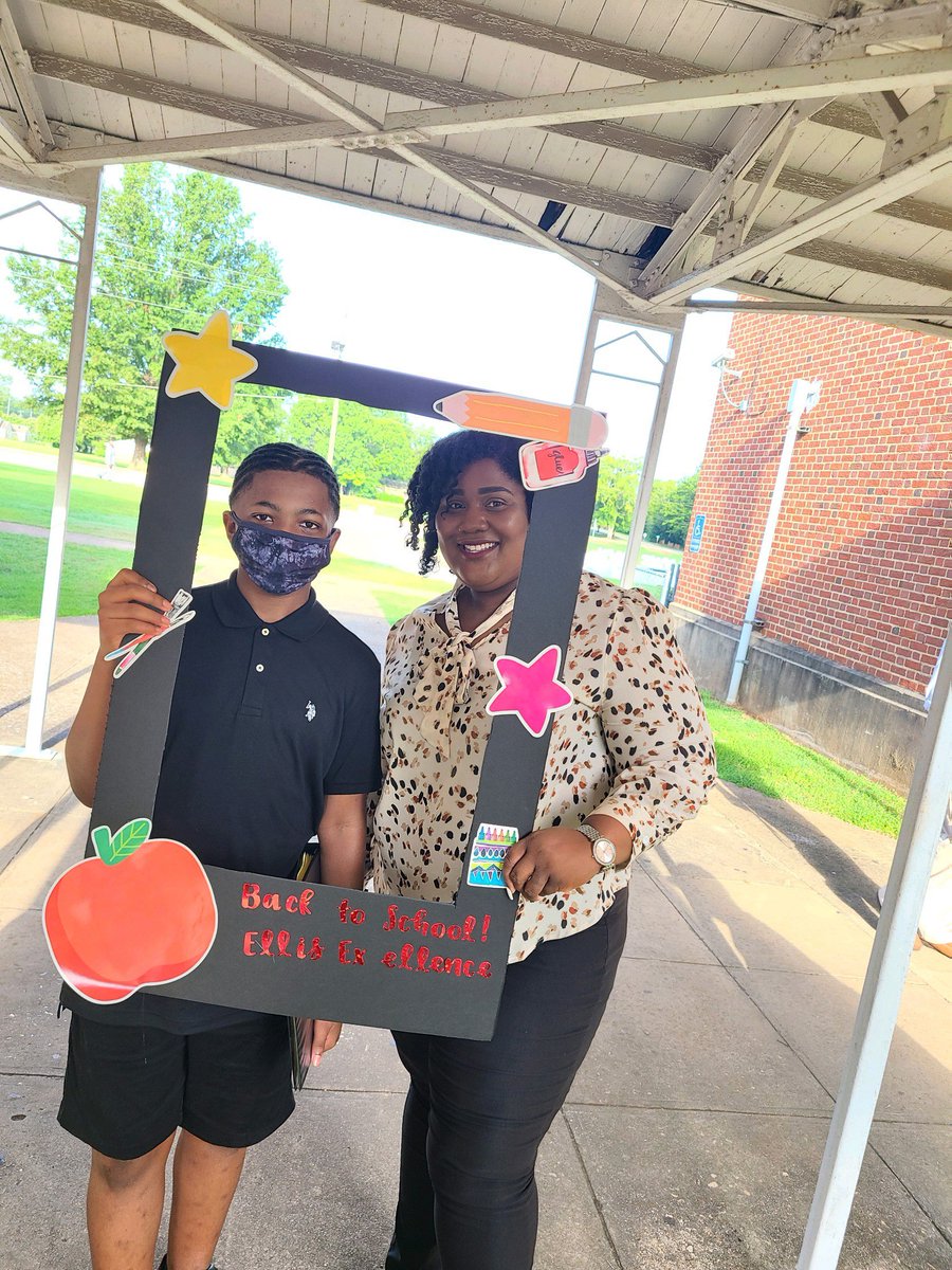 _BrittanyWJ's tweet photo. My first day of school as Principal Johnson was great! One of my awesome teachers got me some beautiful flowers and made my day! Our Walk of Champions went well, I taught a lesson, and l Iearned about 50 names. It was truly a great day to be a Tiger! 🐯🐯❤️😊 #PrincipalJohnson https://t.co/TKe0r2cU65