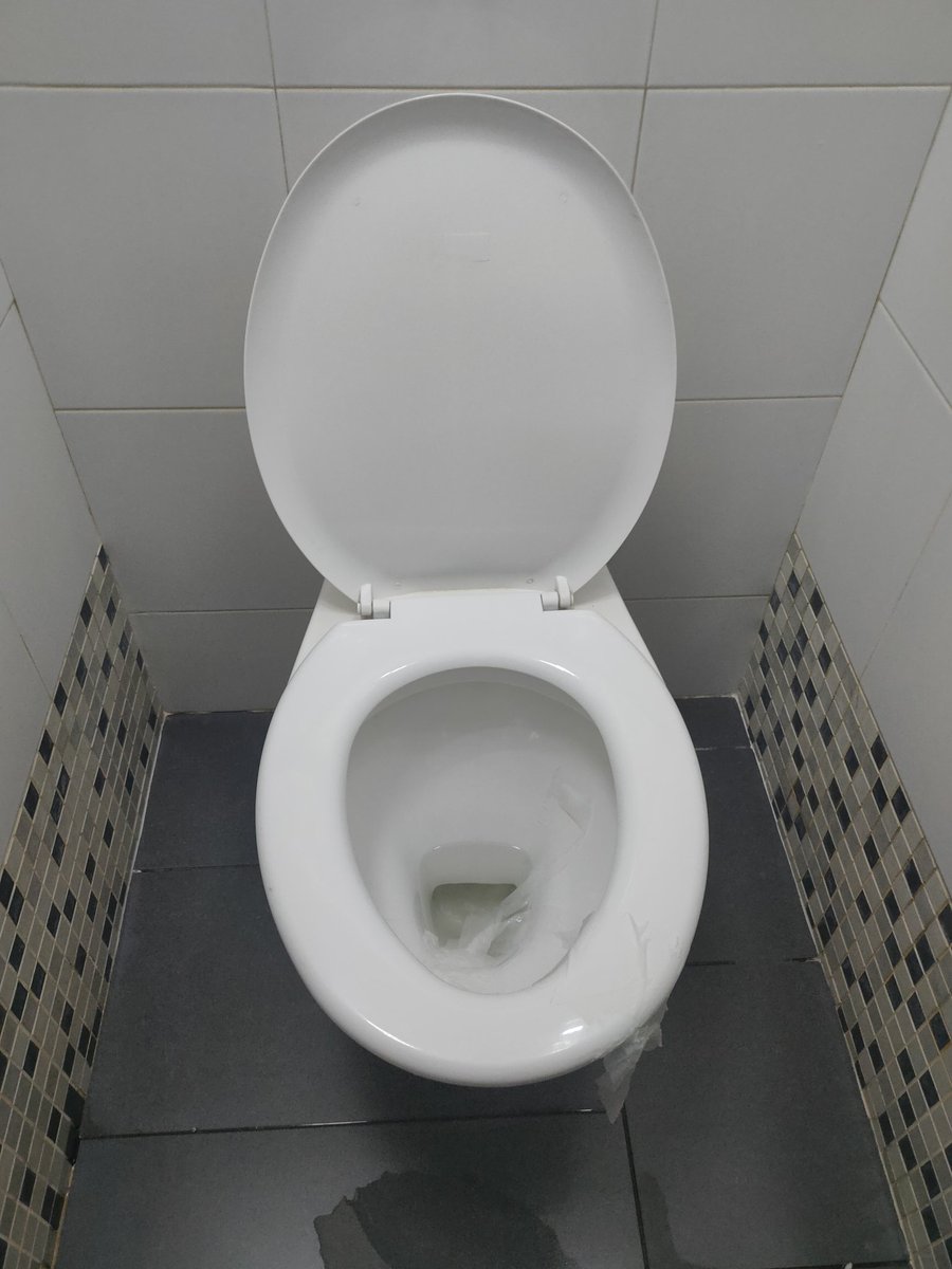 saythisthat's tweet photo. Konon dia la terpaling pembersih, ambil tisu, alas mangkuk tandas sebab geli bekas bontot orang lain. Yang orang lain ni, tak geli ke dengan tisu bekas bontot kau tu? Dah la basah! https://t.co/zrwnLM41Ik