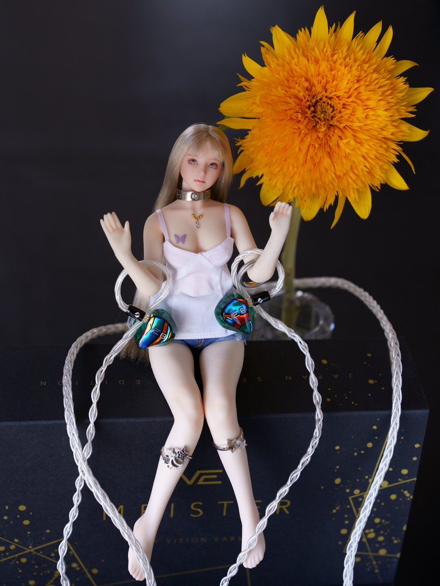 contaprism's tweet image. ゴッホのひまわりとアハトちゃん🌻

#visionears #ve8 #nullaudio #aoraki