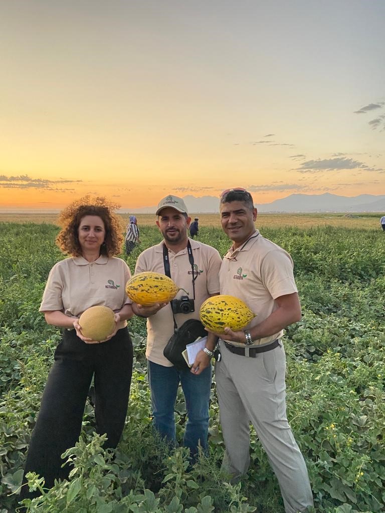 TOHUM TARLA DENEMELERİ GEZİLERİMİZDEN 
Astranova Tarım olarak, gübre ve bitki koruma alanlarındaki faaliyetlerimizin yanında, uzun zamandır üzerinde çalıştığımız tohum alanındaki yatırımlarımızın ve Turkiye`nin çesitli yerlerinde kurulmuş denemelerimizin sonucunu almaya başladık.