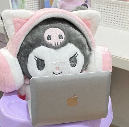 sanrioteddy's tweet photo. me watching my silly little youtube videos before i eat https://t.co/MUcXxdeo7C