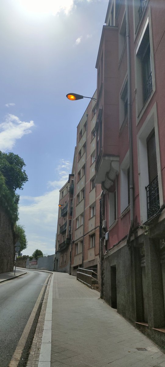 txelu's tweet photo. Casi la una del mediodía, con un sol de justicia, pero por el ayuntamiento de Bilbao no debe haber luz suficiente, que tiene que encender las farolas. #despilfarroenergético https://t.co/0gVEdNKmEZ