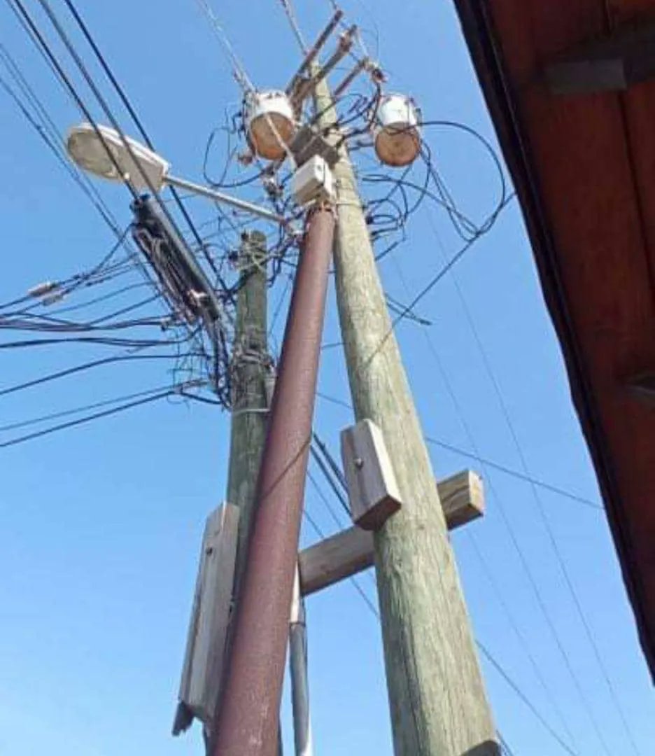 dexcyguedez's tweet photo. DETERIORO. Habitantes de la urbanización Club de Campo, en el sector Valle Verde, municipio García #Margarita, denuncian riesgos por el deterioro de un poste que por ser de madera, habla de su antigüedad. Urgen a @CorpoelecNuevaE  la sustitución antes que sea demasiado tarde. https://t.co/88Tgyrf6Im