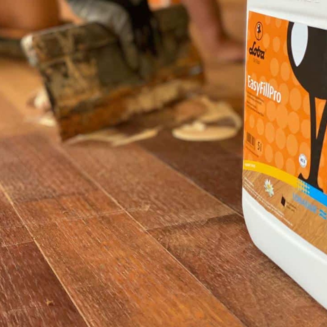 De vloer in de kantoren van Gare Maritime in Brussel is voorzien van een nieuwe afwerking. Hiervoor is gekozen voor LOBA EasyFillPro en 2K ImpactOil Transparent. Dit project + beelden zijn gerealiseerd door Booij Parket|Wonen met lef.

Link naar project ow.ly/rHTq50KfL0w