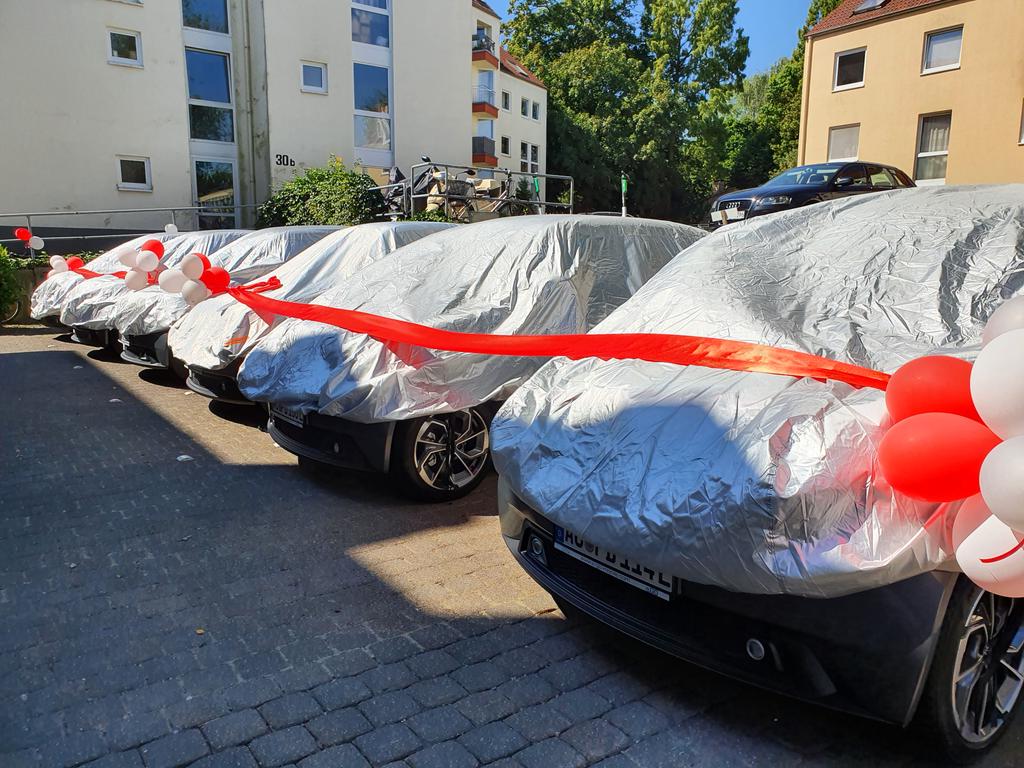 faltmann's tweet photo. Da stehen sie: Beim Ambulanten Pflegezentrum #Aachen #ASFD werden heute Mittag 6 e,GOs feierlich enthüllt und die Schlüssel an die Mitarbeiter*innen übergeben, die mit den Elektroautos zum Dienst fahren dürfen. https://t.co/CxwY1aGODS