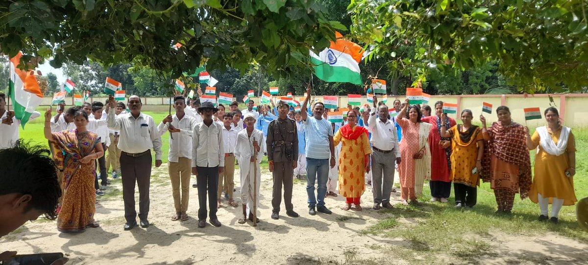 bdo_bkt's tweet photo. विकास खंड की विभिन्न ग्राम पंचायतों में आज तिरंगा रैली निकाली गई। 
@cdolucknow @AdminLKO @UpRuralDev @uppanchayatiraj #HarGharTiranga #75th_anniversary_of_independence #हर_घर_तिरंगा_अभियान_2022 #हरघरतिरंगा #आज़ादी_का_अमृत_महोत्सव https://t.co/aqTpLITxsw