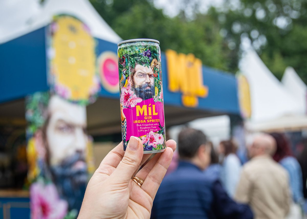 Circulate tweet media