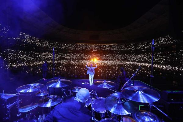 Mor ve Ötesi:

"Bu ülkenin fikri hür vicdanı hür gençleri, dünyadaki bütün akranlarının sahip olduğu her şeye fazlasıyla layıktır. Bu yaz, yasakçılığın son yazıdır. Birlikte şarkılar söyleye söyleye bu deli gömleğini yırtıp atacağız."