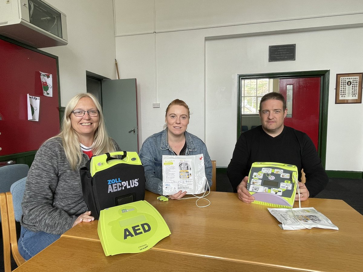 Thanks to local councilors 🤝 from Ffestiniog Town Council for being the local community Public Access Defibrillators Guardians with thecircuit.uk @WelshAmbulance ensuring that Local Defibrillators are Rescue Ready ✅ available 24/7 @CyngorGwynedd