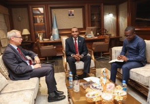 sntvnews1's tweet image. PM @HamzaAbdiBarre met today with #Sweden’s Ambassador to #Somalia Per Lindgärde. They discussed strengthening relations &amp;amp; cooperation between the two countries. The PM thanked Sweden for its long-standing support to Somalia &amp;amp; its people.

#Somalia