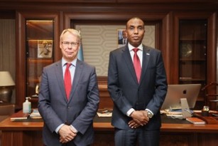 sntvnews1's tweet image. PM @HamzaAbdiBarre met today with #Sweden’s Ambassador to #Somalia Per Lindgärde. They discussed strengthening relations &amp;amp; cooperation between the two countries. The PM thanked Sweden for its long-standing support to Somalia &amp;amp; its people.

#Somalia