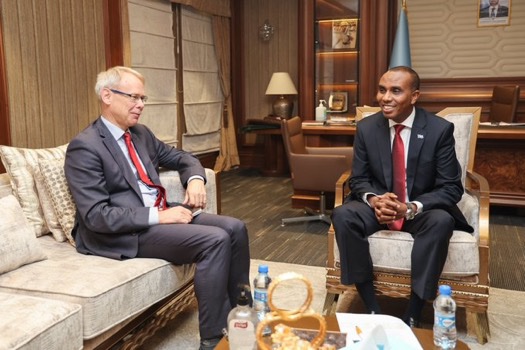 sntvnews1's tweet image. PM @HamzaAbdiBarre met today with #Sweden’s Ambassador to #Somalia Per Lindgärde. They discussed strengthening relations &amp;amp; cooperation between the two countries. The PM thanked Sweden for its long-standing support to Somalia &amp;amp; its people.

#Somalia