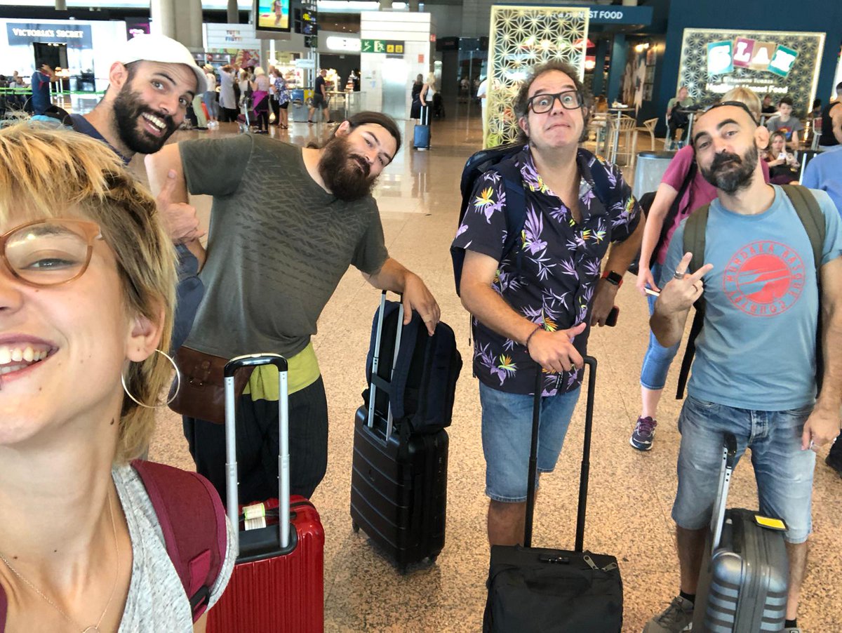 tombscreatius's tweet photo. A punt per tornar cap a Suècia, a fer la segona part de la gira de #Secrets, ens hem trobat a l'aeroport amb companyia de luxe! 😍
A veure si, durant el vol, el @perehosta i el Jordi Manyà ens expliquen els seus secrets 🤫

#Secretshhht #debolo #ttpbolos https://t.co/In9v4ZYQ71