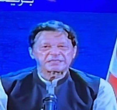 GeneralLovers's tweet photo. @QaumiParty استاد: ہوائیاں اڑنے کو جملے میں استعمال کریں
شاگرد: چھوڑیں سر، میں تصویر میں استعمال کرکے دکھاتا ہوں۔ یہ دیکھیں 😁👇 https://t.co/hYJi2qUwZG