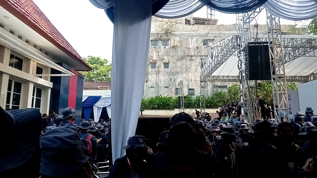 KinanthiSudibyo's tweet photo. 5/5
Terus pas lagi konser2 itu, kita semua disuruh pake almet jadi berasa banget kalo udh jadi maba 😍 https://t.co/sufb5XLVPU