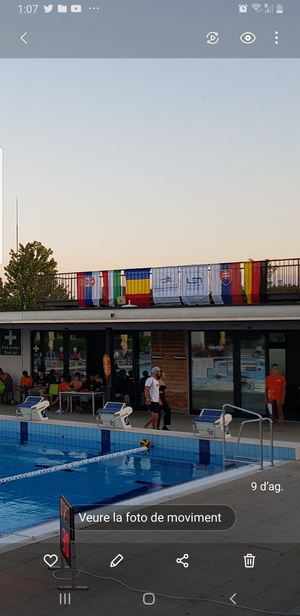 zuzbcn's tweet photo. Difícil enumerar tots els despropòsits d'aquesta "ordenació" de banderes... en un partit amistós preparatori pels Europeus de #WaterPolo a #Split 🇭🇷
Voldria dir que és un #protocolfail però abans hauria d'haver algo de  #protocol  😢💔 https://t.co/xH9Y4HEtRG