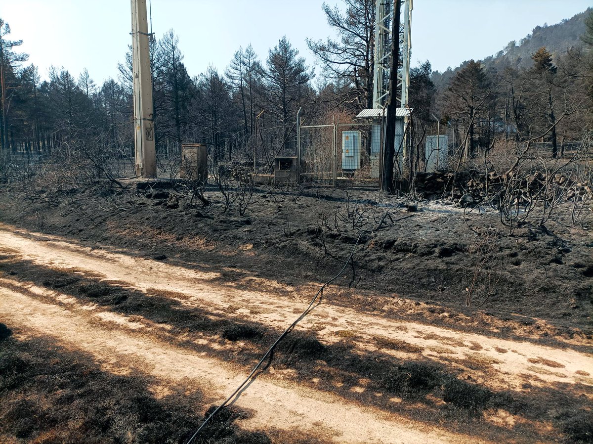 vodafone_es's tweet photo. 🔴 Queremos mostrar todo nuestro apoyo a las personas afectadas por los incendios y agradecer al personal de Red que trabaja para mantenernos conectados en situaciones como esta. Aquí van algunas imágenes de cómo afectan los incendios forestales a nuestras antenas: https://t.co/Jozxg2XDOC