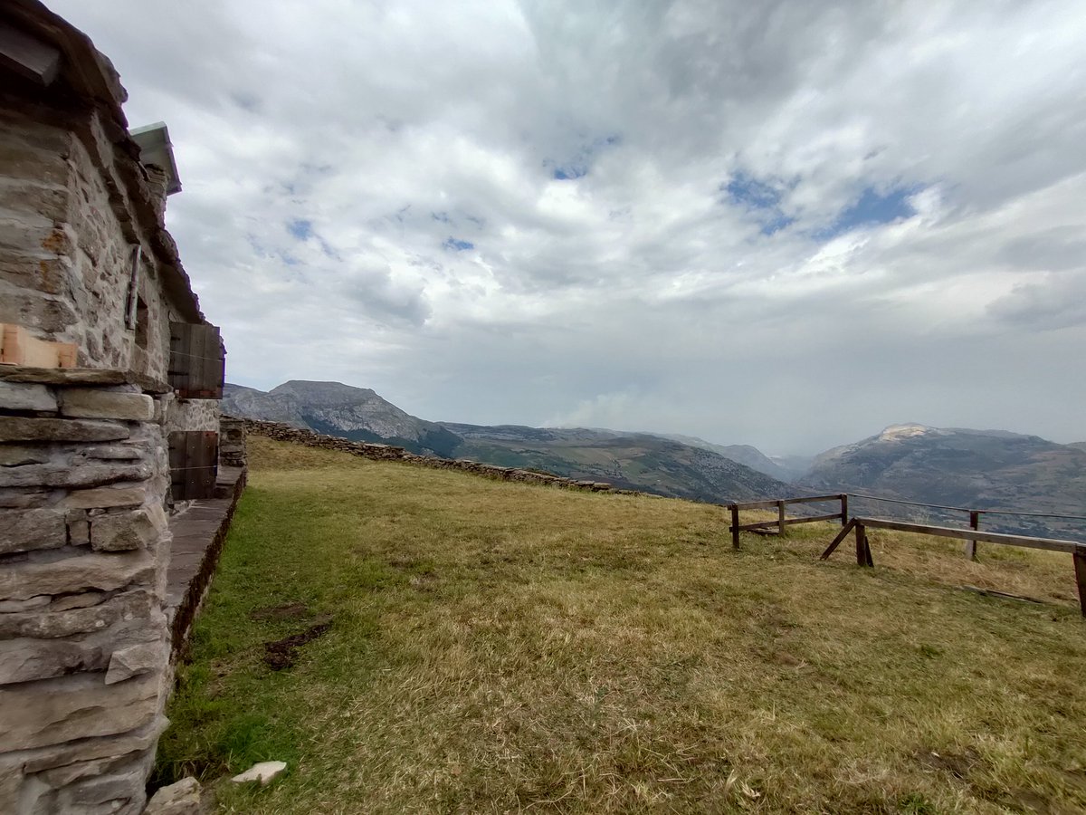 NestorGarridoHz's tweet photo. Desde ayer (que yo sepa) hay un incendio en la montaña cántabra (parece que está en los collados del Asón).
Ayer parecía haber dos focos, y hoy han aumentado y parecen bajar hacia el valle.
#EspañaArde , pero no importa.
#CantabriaArde , pero no importa
#ElMundoArde ... https://t.co/x8zHWkhOl2