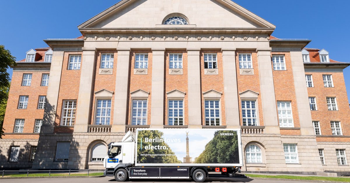 SiemensDE's tweet photo. Ein #eTruck übernimmt ab sofort den Verkehr zwischen unseren Werken in #Berlin! 🚚🌱 Die neue Lösung spart 18t #CO2 pro Jahr ein &amp; macht den Transport in der Stadt emissionsfrei. Den Truck haben wir heute mit unserem Partner Rieck Logistik Gruppe in #Siemensstadt eingeweiht.