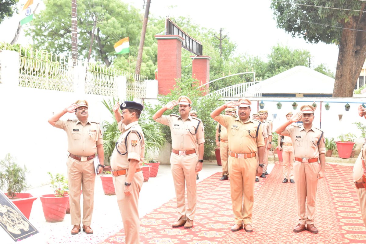 budaunpolice's tweet photo. #AzadiKaAmritMahotsav 🇮🇳 के अवसर पर #HarGharTirangaAabhiyan के उपलक्ष्य में #SSP_ @budaunpolice द्वारा व निर्देशन में राजपत्रित अधिकारियों एवं थाना प्रभारियों द्वारा थानों/कार्यालयों/आवासों पर ध्वजारोहण कर राष्ट्रीय ध्वज को सलामी दी गई।
#HarGharTiranga
#UPPolice
#budaunpolice https://t.co/uc21wu5frO
