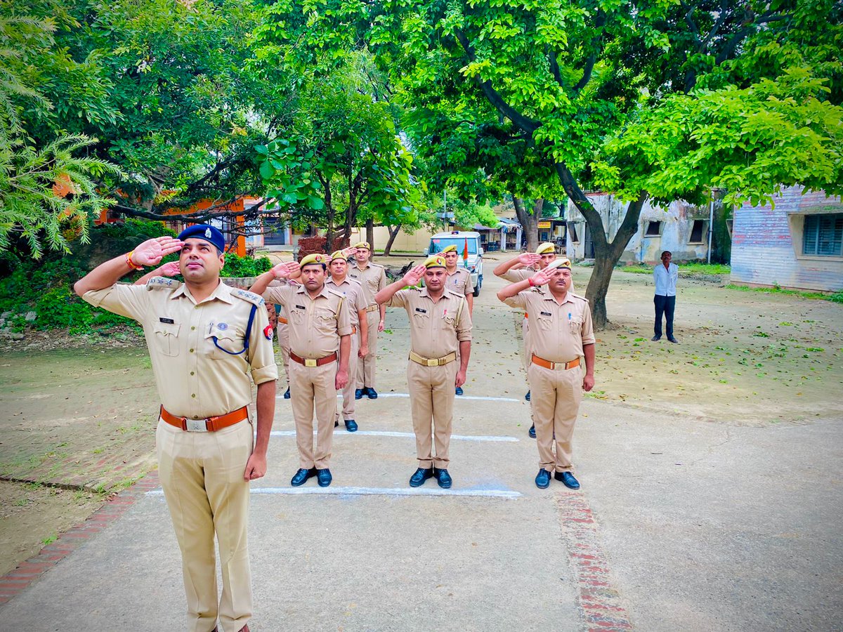 budaunpolice's tweet photo. #AzadiKaAmritMahotsav 🇮🇳 के अवसर पर #HarGharTirangaAabhiyan के उपलक्ष्य में #SSP_ @budaunpolice द्वारा व निर्देशन में राजपत्रित अधिकारियों एवं थाना प्रभारियों द्वारा थानों/कार्यालयों/आवासों पर ध्वजारोहण कर राष्ट्रीय ध्वज को सलामी दी गई।
#HarGharTiranga
#UPPolice
#budaunpolice https://t.co/uc21wu5frO