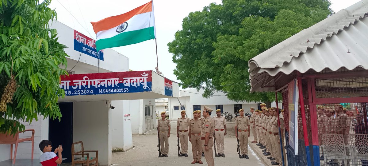 budaunpolice's tweet photo. #AzadiKaAmritMahotsav 🇮🇳 के अवसर पर #HarGharTirangaAabhiyan के उपलक्ष्य में #SSP_ @budaunpolice द्वारा व निर्देशन में राजपत्रित अधिकारियों एवं थाना प्रभारियों द्वारा थानों/कार्यालयों/आवासों पर ध्वजारोहण कर राष्ट्रीय ध्वज को सलामी दी गई।
#HarGharTiranga
#UPPolice
#budaunpolice https://t.co/uc21wu5frO