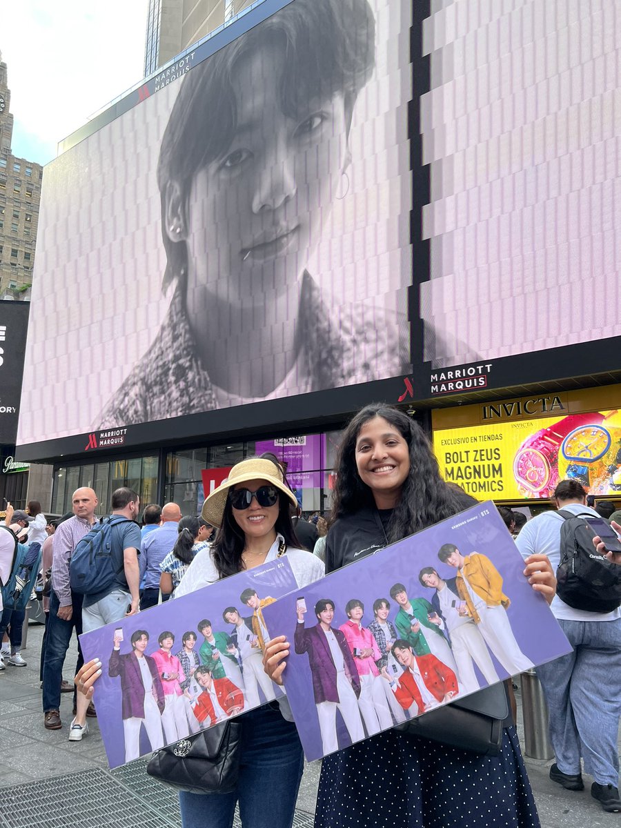 WHamadaOD's tweet photo. @SamsungMobile @BTS_twt Time Square with Samsung and Army. https://t.co/oAZbh2sDXW