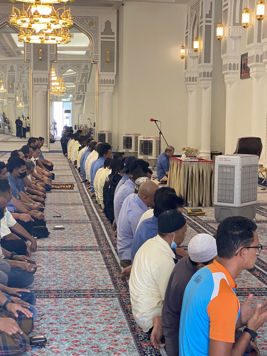 Pemimpin biarlah yg mampu menjadi imam.. alhamdulillah.. setiap kali turun padang dgn YBMK <a href="/MOWorks/">でやんす</a> DS <a href="/PetraJayaMP/">Fadillah Yusof 🇲🇾</a> , waktu solat tak pernah diabaikan.. seringkali beliau akan mengimamkan kami yg turut serta dlm jelajah.