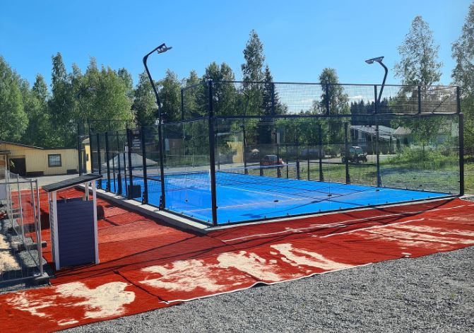 Flextila's tweet photo. Flextila-varauspalvelun toiminta laajenee. 
Toimitimme kesällä 2022 Säkylään ja Sastamalaan padel-kenttien varauspalvelun. Koska Flextila-palvelu pitää sisällään sekä lukitusten hallinnan että maksujärjestelmän, niin kentänomistajan ei tarvitse huolehtia niiden asioiden hoidosta. https://t.co/QVRZGLqZxh