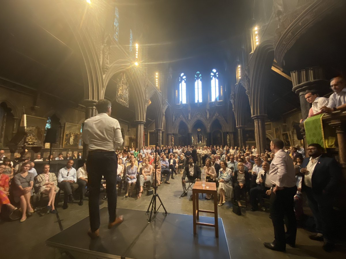 GregHands's tweet photo. A brilliant @KCFConservative membership event for @RishiSunak last night at Earls Court.

280 members and thanks to colleagues @DamianHinds @AlexChalkChelt and @GarethDavies_MP for being there to support!

In my part of the country, we are @Ready4Rishi! 

#Ready4Rishi https://t.co/fjJO4nYVv3