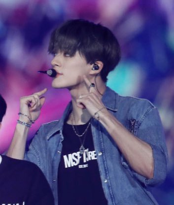 ไปปั่นจักรยานมาหรือเปล่า สังเกตข้อมือกับแขนสีผิวไม่เท่ากัน โดนแดดเผามานั่นเอง 55555 นึกถึงที่น้องแจมลงคลิปทำจาปากุรี แล้วแขนที่เห็นคือแบบนี้เลย น้องเลยบอกนั่นแขนเจโน่