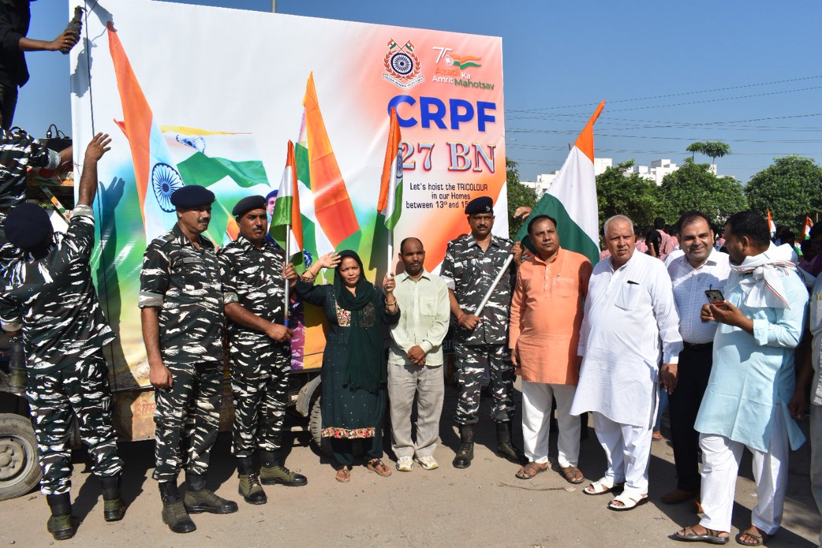 27BNCRPF's tweet photo. हर घर तिरंगा yatra was organised today in association &amp; along  with भारतीय संस्कृति प्रचार समिति. The yatra was started from KV Narela and ended at Sri Ram Mandir ' . Thousands of  public &amp; students participated in yatra.
The total distance covered during yatra was ap..ely 4 km https://t.co/g5musGwSUV