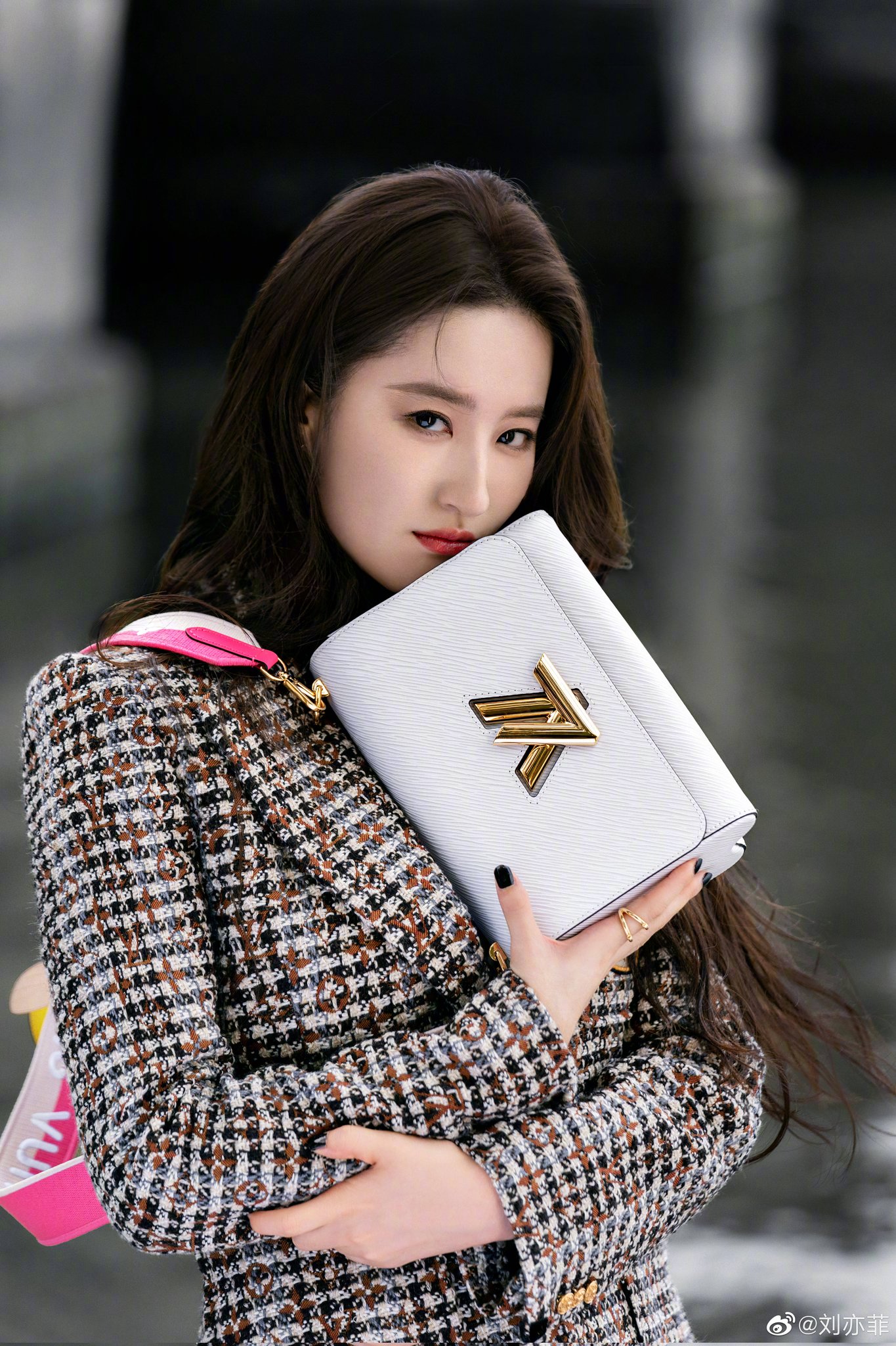 crystal liu yifei 刘亦菲 updates on X: [220811] Liu Yifei shares new snaps on  weibo— Take your time at the water's edge with the #LouisVuitton's Twist  bag. The iconic LV twist-lock characterizes