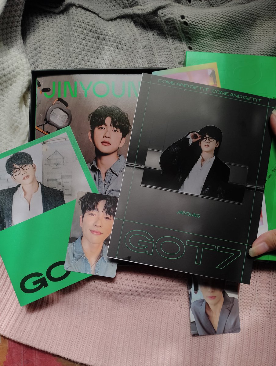 alliah_jmn's tweet photo. 💚 @1026prints 

My album arrived today at inuwian po ako ng bias ko, ginto po ba yung kamay niyo 😭😭😭. Thank you po kasi sobrang safe dumating sakin yung album #From1026prints https://t.co/33hI32iwZC