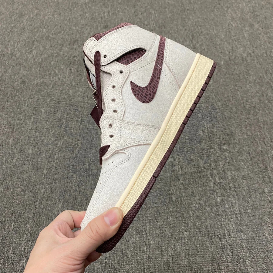 KunzeJohnny's tweet photo. A Ma Maniere x Air Jordan 1 High OG 7
A great blend of materials on this pair.Homepage with website link
#nike #AMa #Maniere #AirJordan #Jordan1 #HighOG #AirJordan1 https://t.co/mWzZ8lyW2i