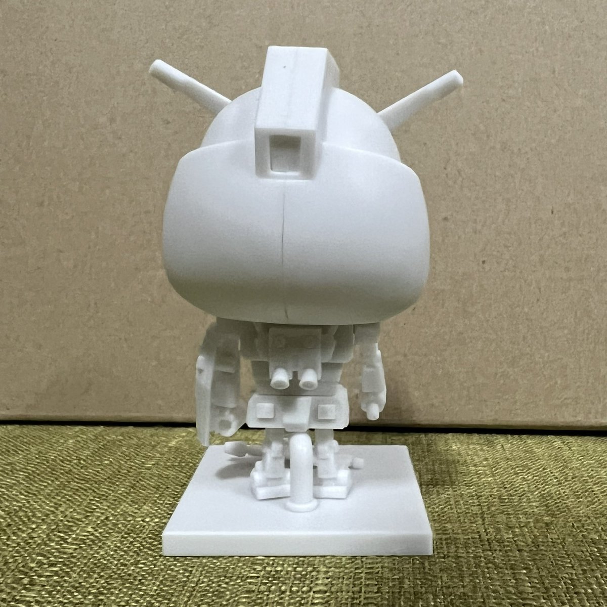jichenan_tw's tweet photo. 鋼普拉君的造型真的很可愛,大頭配上小身體,經典的武器,光劍、光束軍槍以及盾牌也都沒有缺少
還有個簡單的地台來支撐鋼普拉君
新的素材很軟很脆,建議修的時候留一點點湯口用打磨的方式修平
#BANDAI #萬代 #鋼普拉君 #ガンプラくん #LIMEX #PAINTINGMODEL #smart #玩具 #toy #鋼彈 #GUNDAM #ガンダム https://t.co/GP3uIOS3go