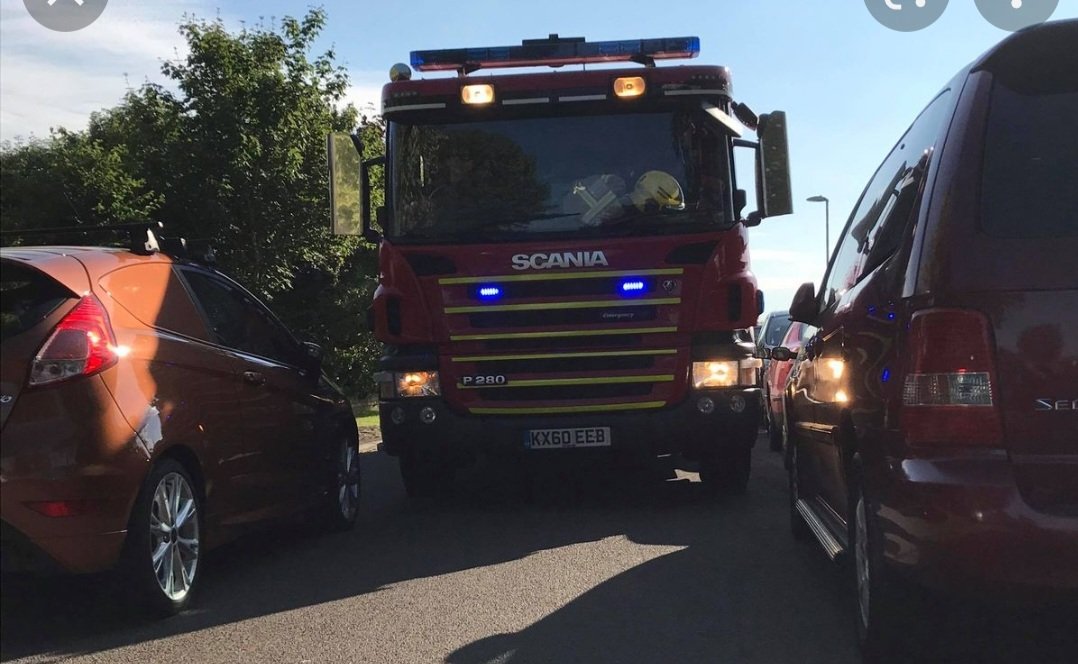 FireLongEaton's tweet photo. Please consider your parking on Pasture Lane, Long Eaton .🚙🚙🚙🚒🚗🚗
In the event of an emergency could we get through?
Please assist us by parking carefully.

#what3words #drowningprevention https://t.co/8Aoj7WtCKS