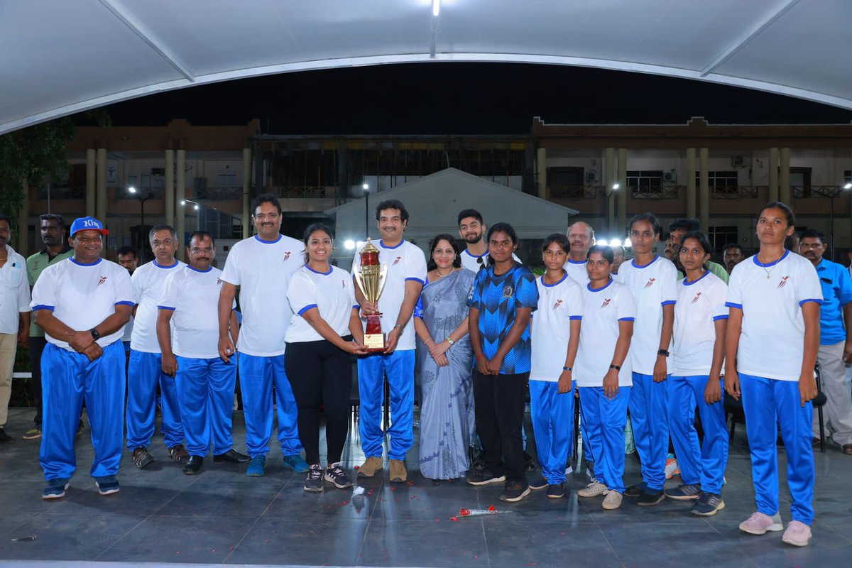 SALEMSHARAVANAN's tweet photo. Friendly matches were played for the launch. I’m sure competitive tournaments (inter-collegiate and inter-university) will be conducted in ‘Variyar Sporters’ in due course. #VMKVMC #VMRF #VinayakaMissions #KVSTAR https://t.co/j4QhT2UqZB