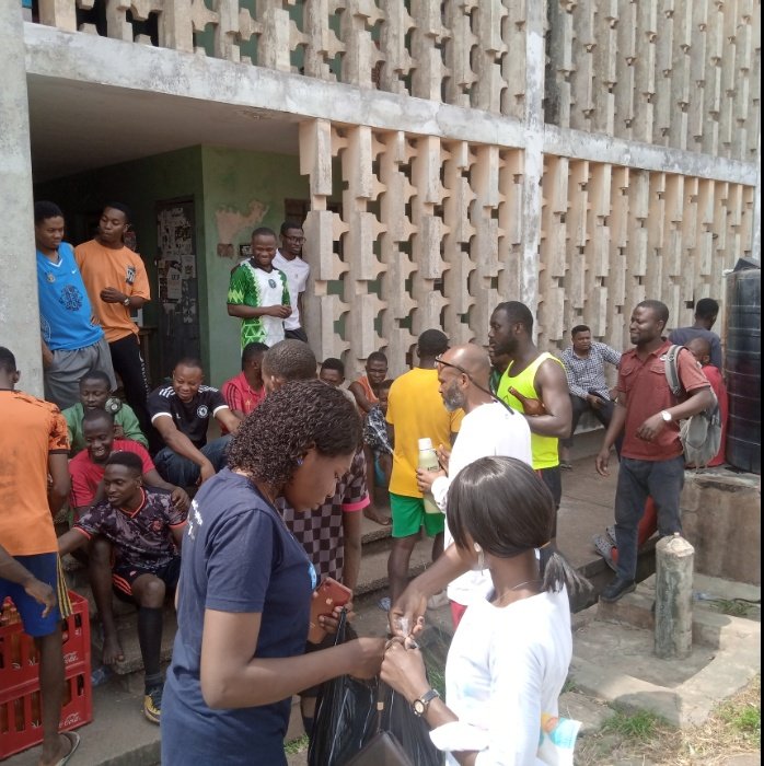 MMPHR_OAU's tweet photo. #ThrowbackThursday at Block B frotage,PG Hall, after a football match on the MMPHR pitch 🏟️⚽.
 Only the players and spectators present on this memorable day can relate well to what happened😊🤔👇. 

 📸@Abefetunes

#mmphr #ThrowbackThursday #memories #ASUUstrike☹️ https://t.co/oStypL9WGg