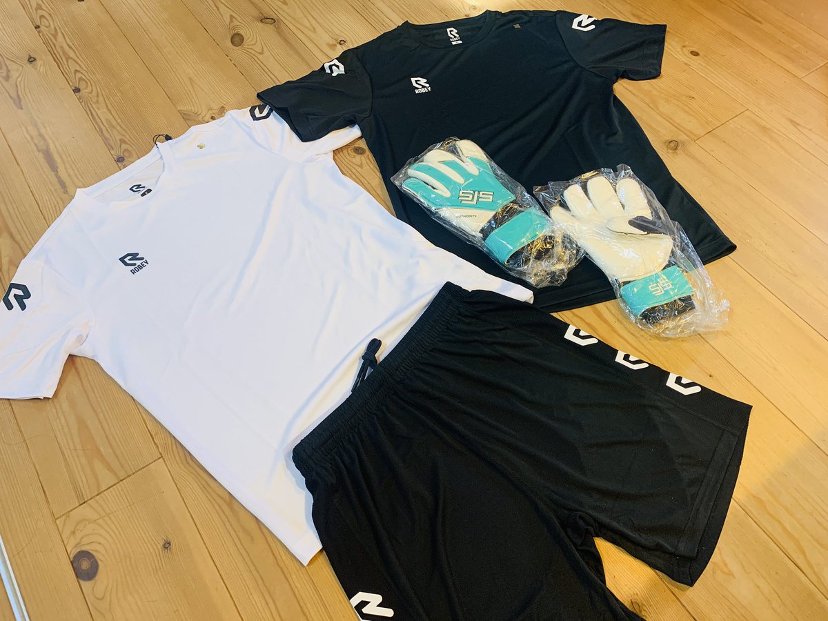 WTomiya's tweet photo. 新商品のクロスバーシャツ、その他が届きました〜❗️
実は…現在、自宅療養中😰
早速着用👍
軽いし、サラッとしてるし、療養中のウェアとしても最高です‼️👍
#robey
#sjsgoalkeeping
#GKグローブ
#サッカーウェア https://t.co/r5uHwIlw9c