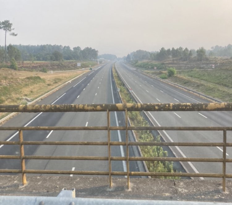 PoliticPierre's tweet image. Avec des moyens ridicules #bombardiers d’eau, des #fantassins du #feu à bout de souffle, aucune anticipation vs vs retrouvez 2 ans en arrière #Covid_19 ! Les mêmes personnes provoquent les mêmes résultats #IncendiesGironde @CNEWS