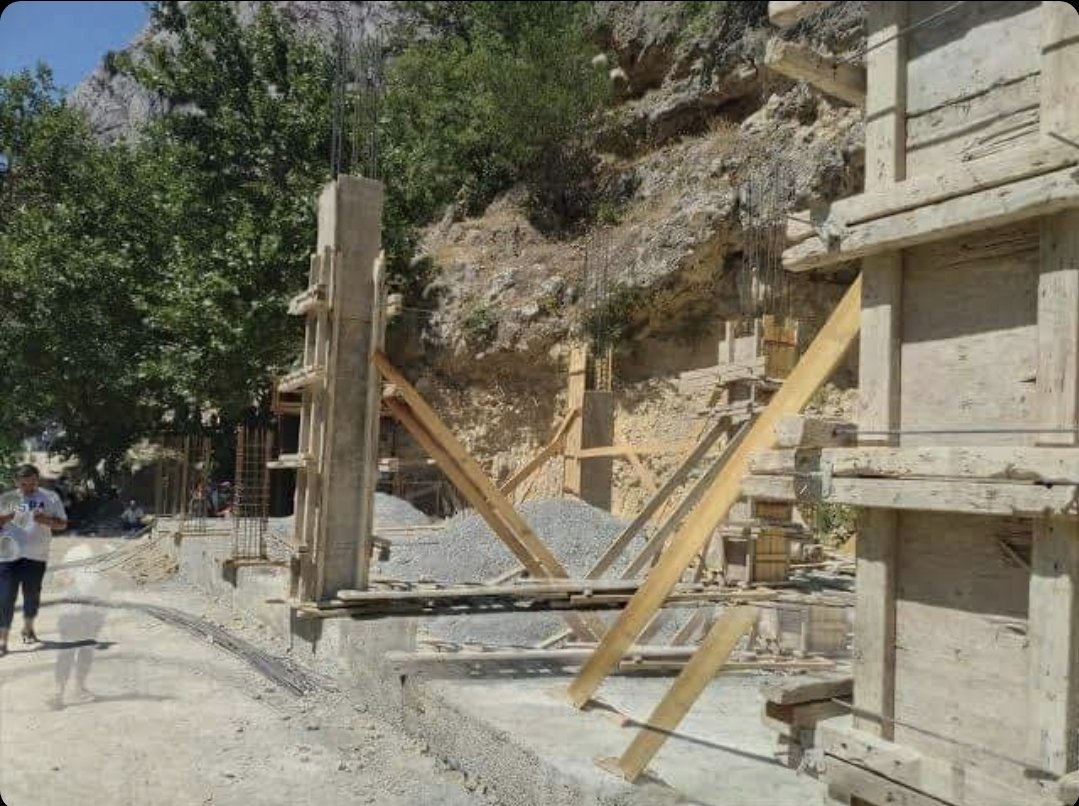 guvenislamoglu's tweet photo. Yeter artık. 
Durdurun şu rezilliği. 
Her yer beton. 
Doğa akvaryuma döndü.
Kahramanmaras Savruk Şelalesi. Doğal sit.
Betona gömmüşler.
İki kişi para kazanacak diye doğal şelalenin haline  bakın. Yazık . 
@csbgovtr @TCkahramanmaras @milliparklar https://t.co/d8ZY6qzwXu