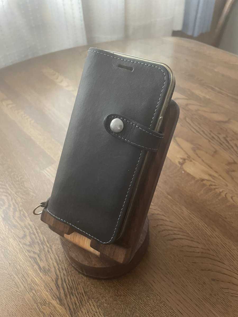 祭日を使って、DIY。
スマホスタンド。

ウォールナットとヒノキをつぎ合わせて作成。

途中何度も失敗し、挫折しそうになるも、
もらった人の喜ぶ顔を想像して奮起しながらなんとか完成(-｡-;

やはり木は暖かみがあって良いですね。
良い休日をお過ごしくださいませ。