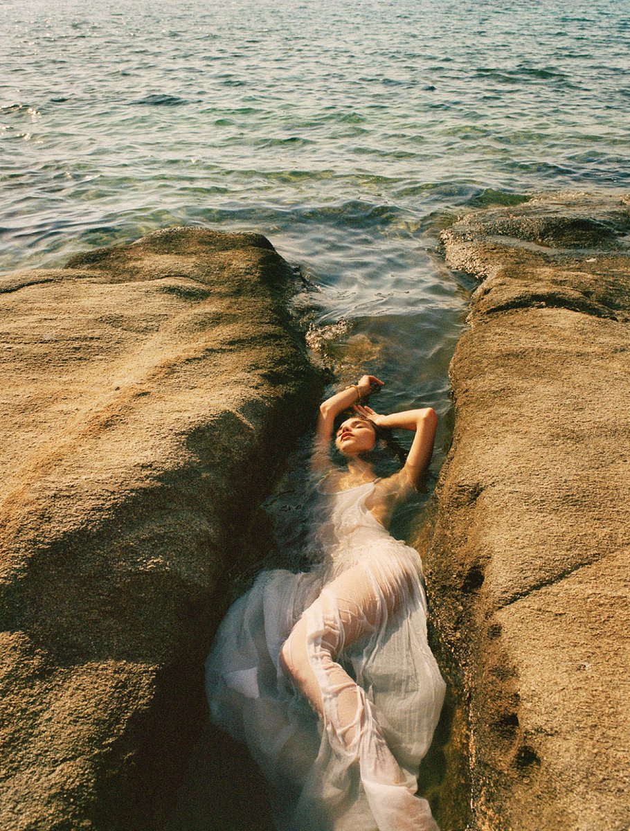 jacquemusx's tweet photo. Meghan Roche for Vogue Greece https://t.co/JPCJZqja83