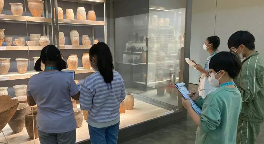 jejumuseum's tweet image. 2022년 제주어린이박물관학교 1학기 수업이 끝나고 여름방학이 시작되었습니다.
5월 7일 입학식을 시작으로 박물관에서 하는 일, 선사시대부터 조선시대까지 제주 역사, 제주의 자연환경을 주제로 다양한 강의와 체험활동이 진행되었습니다.

#국립제주박물관 #제주어린이박물관학교 #박물관교육