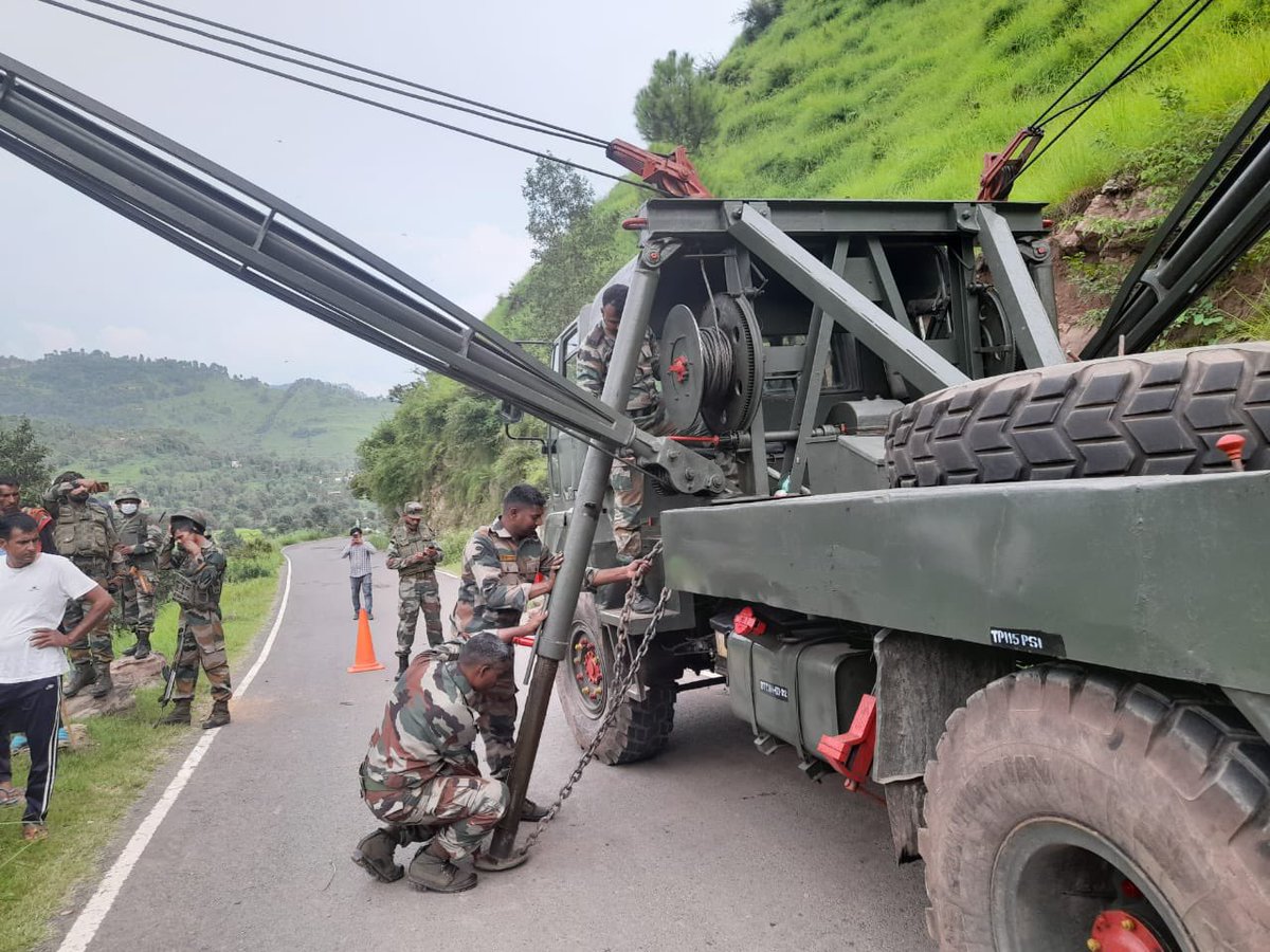 IftikarC's tweet photo. #IndianArmy #AceOfSpadesGunners  helped Awaam in recovery of a Tata Pickup Truck which skidded off the road &amp; toppled due to bad weather in Mendhar, district Poonch (J&amp;k).
#AmritMahotsav  #IndianArmyPeoplesArmy 
#ويك_اندك_مع_يونس 
#لا_يجربنا_أحد 
#ريال_مدريد 
#كربلاء 
#سكربت83 https://t.co/NYky7NRtaL