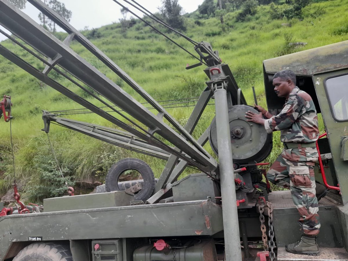 IftikarC's tweet photo. #IndianArmy #AceOfSpadesGunners  helped Awaam in recovery of a Tata Pickup Truck which skidded off the road &amp; toppled due to bad weather in Mendhar, district Poonch (J&amp;k).
#AmritMahotsav  #IndianArmyPeoplesArmy 
#ويك_اندك_مع_يونس 
#لا_يجربنا_أحد 
#ريال_مدريد 
#كربلاء 
#سكربت83 https://t.co/NYky7NRtaL