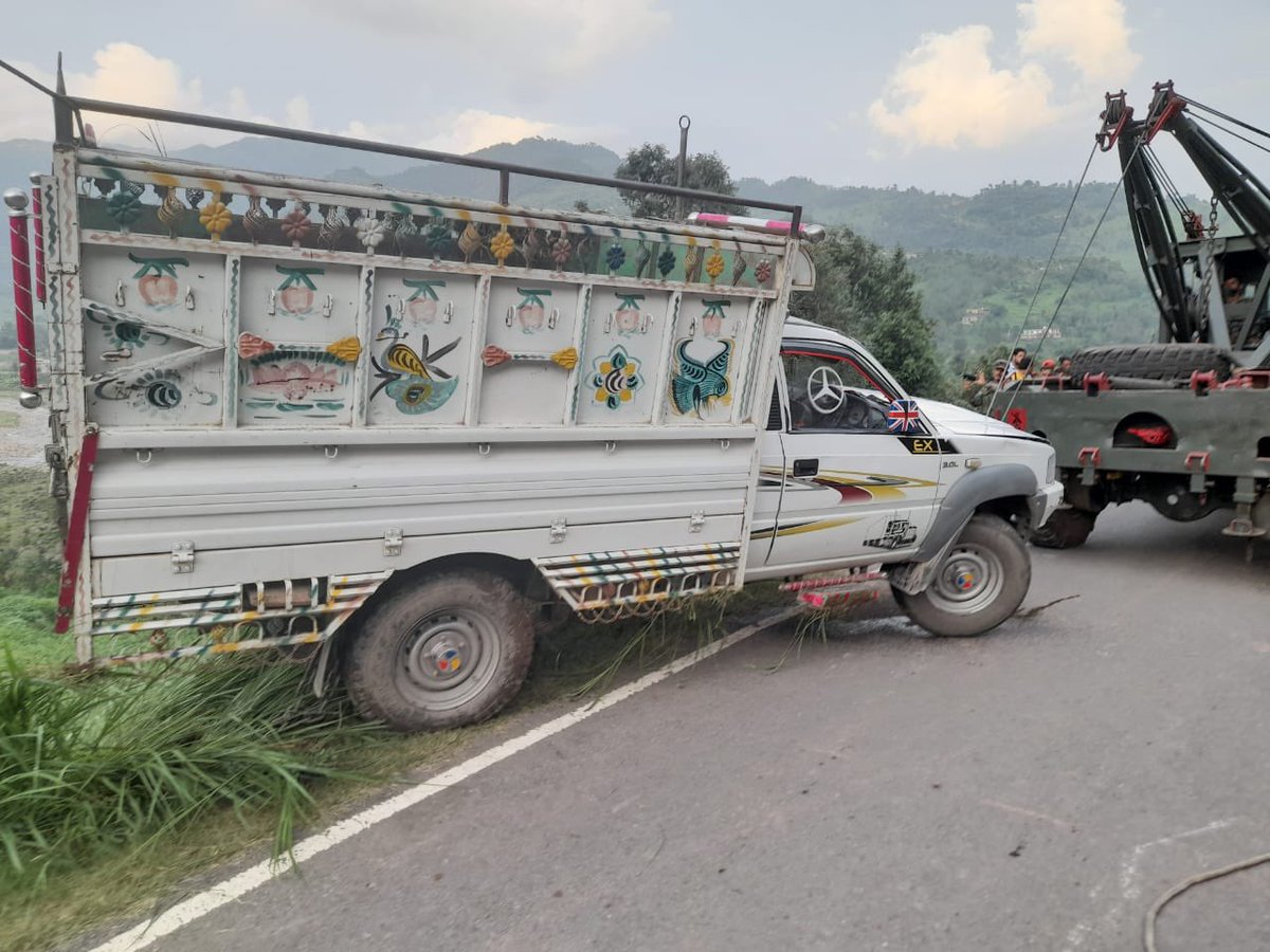#IndianArmy #AceOfSpadesGunners helped Awaam in recovery of a Tata Pickup Truck which skidded off the road & toppled due to bad weather in Mendhar, district Poonch (J&k). #AmritMahotsav  #IndianArmyPeoplesArmy #ويك_اندك_مع_يونس #لا_يجربنا_أحد #ريال_مدريد #كربلاء #سكربت83