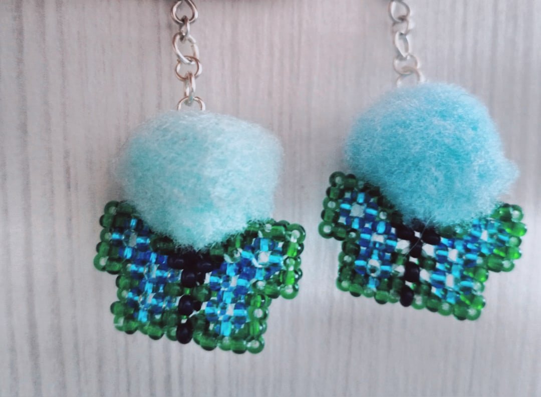 А можно я немного дочиного рукоделия порекламирую? 😌 Ей нравится плести из бисера, но пока не получается особо что-то продать, из-за чего падает самооценка и опять впереди маячит нервный срыв... (
Хотела арендовать полку в "Твоей полке", но там уже бисера перебор. Отказали.